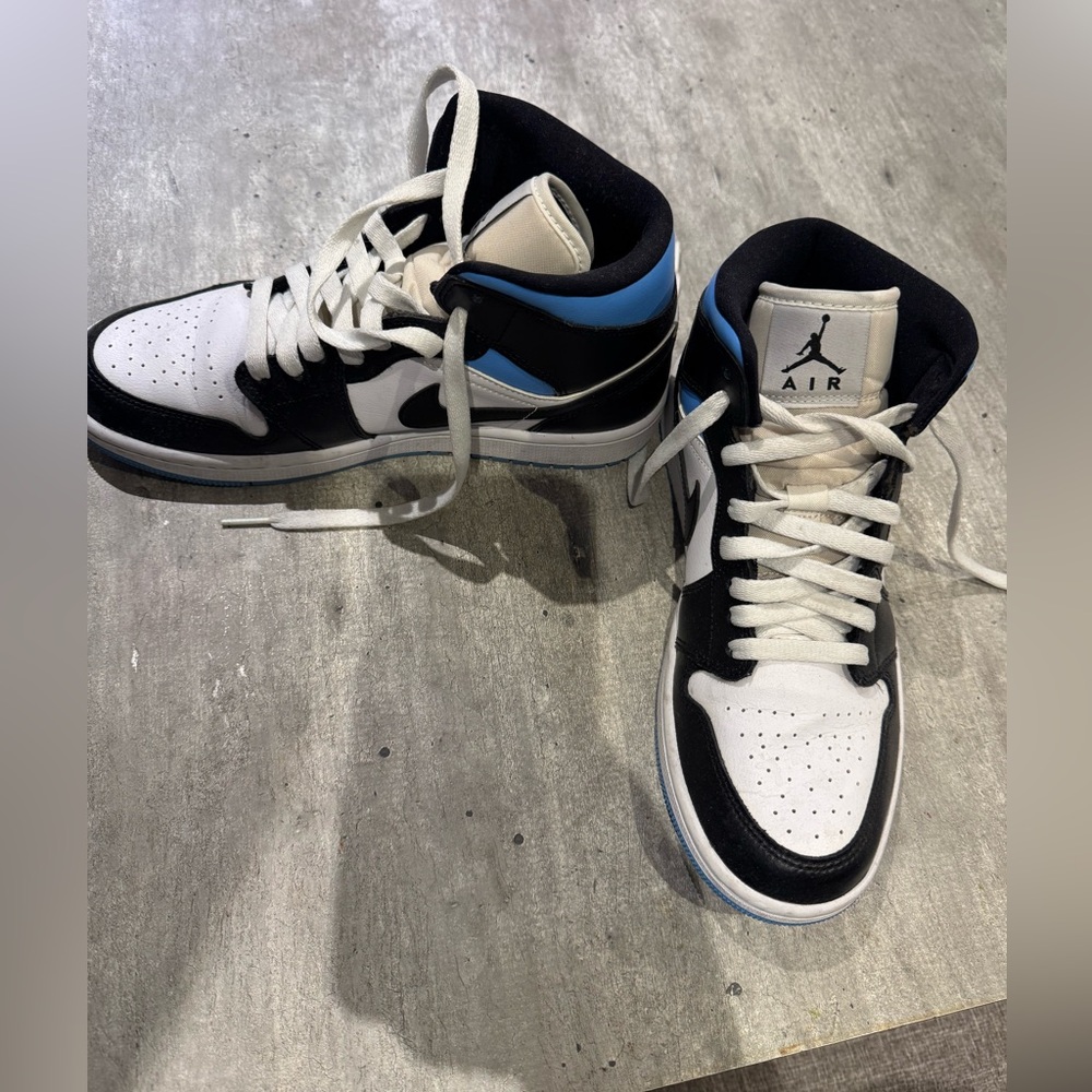 Pre owned women’s high top Jordan’s 8.5